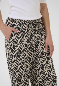 Kaffe Pantalon classique - black feather grey lines