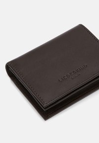 Brauner Leder Geldbeutel mit strukturiertem Finish, ausgestattet mit einem Klappdesign und geprägtem Markenlogo auf der Vorderseite. Kompakte und schlanke Form.