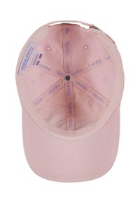 Rozā beisbola cepure ar mīkstu auduma tekstūru, kurai ir iekšējā šuvju apdare un centrālais pogas stiprinājums. Oderējumā ir smalka raksts zem brillēm.