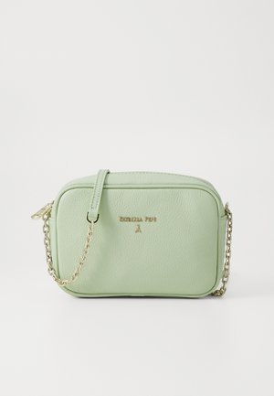 Minzgrüne Umhängetasche aus strukturiertem Leder, mit einem goldenen Kettenriemen und einem Logo-Akzent auf der Vorderseite.