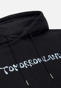 Zwarte hoodie met een trekkoord. Kenmerkt een blauw druppelend tekstontwerp met de tekst "TOMORROWLAND." Zacht materiaal, casual pasvorm, geen zichtbaar logo.
