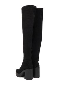 Cizme negre până la genunchi din suede moale, cu toc gros, textură fină și fermoar pe lateral pentru o îmbrăcare ușoară.