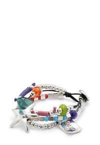 Pulsera de varios hilos con cuentas coloridas, estrellas de plata y una etiqueta de metal grabada con la palabra "Salud", que combina diversas texturas y materiales.