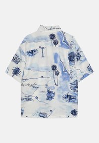 Camicia a maniche corte realizzata in tessuto leggero, con un design a mappa blu e bianca che presenta palme, monumenti e motivi oceanici.