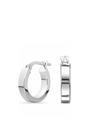 Paire de boucles d'oreilles créoles argentées brillantes avec une surface lisse et plate et une fermeture à charnière sécurisée.