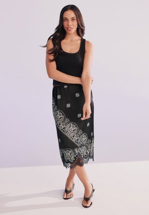 Next, A-Linien-Rock - black bandana print