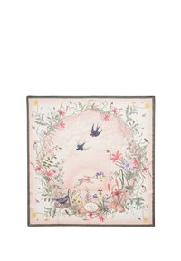 Foulard en soie avec un fond rose pastel, présentant des motifs floraux et animaliers dans des couleurs vives et des détails complexes, bordé d'un bord vert foncé.