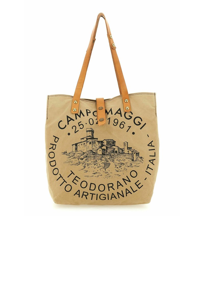 Bolsa tote de lona beige con asas de cuero marrón claro, que presenta una escena ilustrada en negro y texto con la marca, y un detalle de cierre de broche.