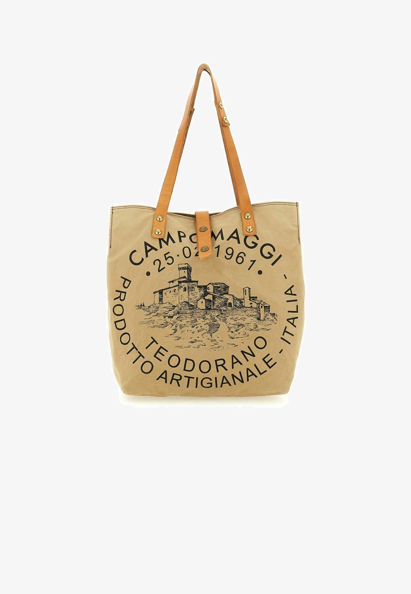 Bolsa tote de lona beige con asas de cuero marrón claro, que presenta una escena ilustrada en negro y texto con la marca, y un detalle de cierre de broche.