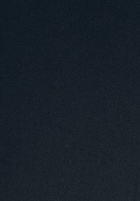 Mörk marinblått tyg med en strukturerad yta, med en tät väv och subtil lyster, lämplig för olika textiltillämpningar.