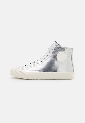 High-top sneaker med metallisk sølv overdel, hvid gummisål, snude, snørebånd og rundt hvidt logopatch på siden.