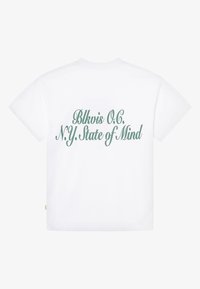 Hvit bomull t-skjorte med grønn kursiv tekst på baksiden: "Blkvis O.C. N.Y. State of Mind." Korte ermer og rund hals.