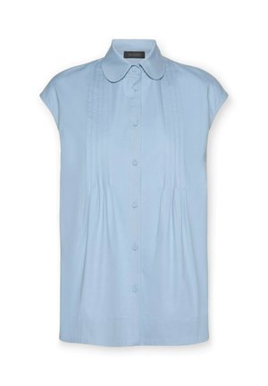 Jasnoniebieska bluzka bez rękawów z guziczkiem z przodu, zaokrąglonym kołnierzykiem i pionowymi zakładkami na piersiach.