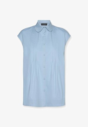 Jasnoniebieska bluzka bez rękawów z guziczkiem z przodu, zaokrąglonym kołnierzykiem i pionowymi zakładkami na piersiach.