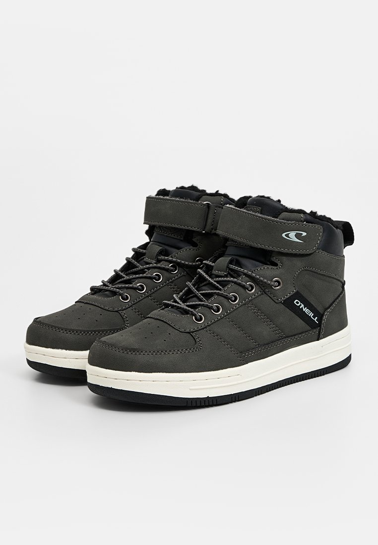 Ciemnoszare półwysokie sneakersy z wyściełanym kołnierzem, paskami, metalowymi oczkami i białą podeszwą. Posiadają teksturowany materiał i detal z logo.