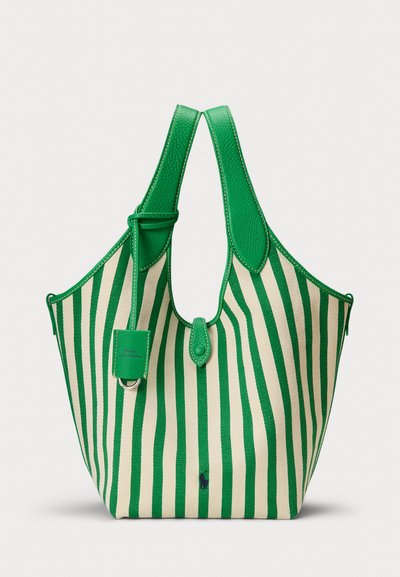 Sac fourre-tout rayé vert et blanc avec des poignées en cuir, de forme arrondie et une petite étiquette à l'avant. Matériau en toile avec une finition texturée.