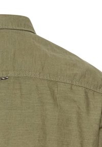 Olijfgroene shirt met een gladde textuur, met knoopsluiting bij de kraag en een rugpand detail. Heeft subtiele stiksels langs de naden.