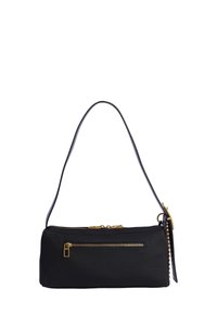 Bolso de hombro de tela negra con una sola correa, detalles de cremallera dorada, un bolsillo exterior con cremallera y forma rectangular. Textura suave.