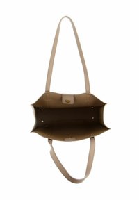 Sac tote beige avec un design simple, doté d'un extérieur lisse, d'un dessus ouvert et de deux bretelles. L'intérieur comprend des poches et une fermeture à pression.