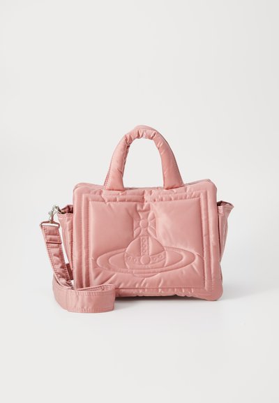 Ροζ επενδυμένη τσάντα χεριών με στρογγυλές λαβές, αποσπώμενο λουράκι και κεντημένο σχέδιο με μοτίβο πλανήτη. Λείο, στιλπνό υλικό.