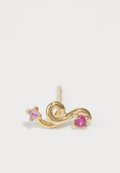 Goldene Steckerohrringe mit einem sich windenden Design, ausgestattet mit zwei rosa Edelsteinen, die in runden, goldfarbenen Krappen gefasst sind. Glatte Textur, kompakte Form.