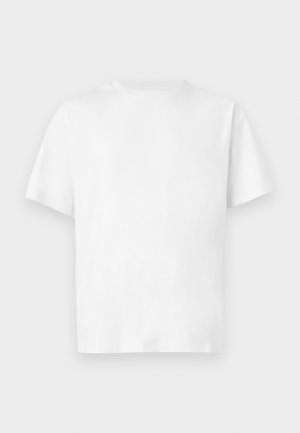 Απλό λευκό βαμβακερό κοντομάνικο μπλουζάκι με στρογγυλή λαιμόκοψη, απλωμένο σε ουδέτερο φόντο.