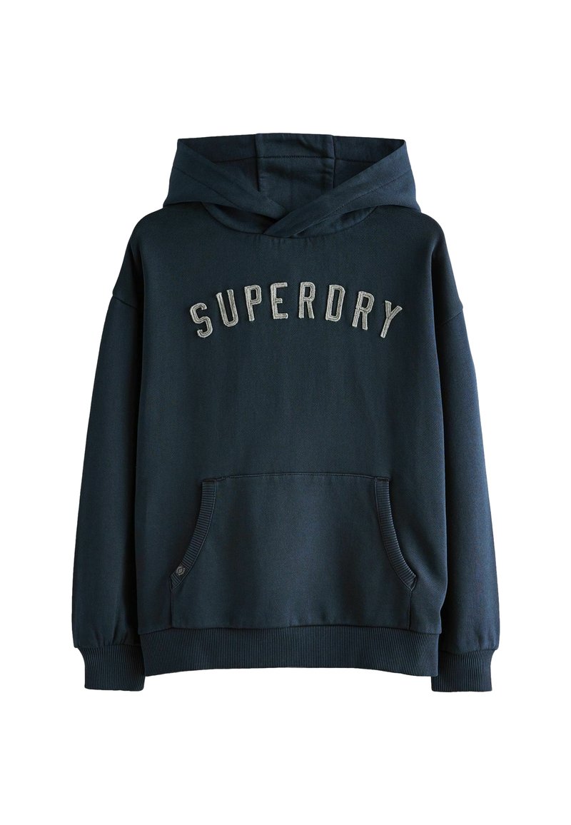 Sudadera azul marino con el logotipo bordado de "SUPERDRY" en el pecho, bolsillo delantero, puños y dobladillo acanalados, con una textura suave.