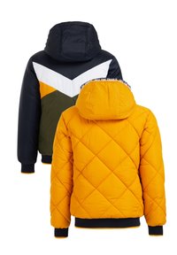 Färgsprutad puffjacka med design i marinblått, vitt, orange och olivgrönt, samt en diamantquiltad mönstring och huva. Detaljer inkluderar ribbade ärmslut.