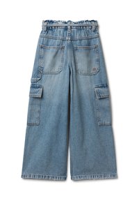 Pantalones de mezclilla de pierna ancha en azul claro, con una cinturilla elástica, cuatro bolsillos y un diseño casual con detalles de dobladillo deshilachado.