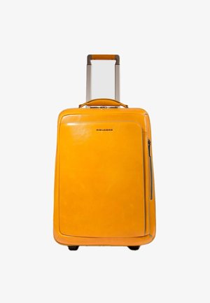 Gelber Lederkoffer mit einem ausziehbaren Griff, einem einzelnen oberen Tragegriff und einer seitlichen Reißverschlusstasche. Glatte Textur mit minimalistischem Design.