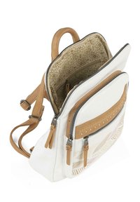 Mochila de cuero blanco con acentos marrones, que cuenta con dos compartimentos con cremallera, un interior de patrón floral y una forma estructurada.