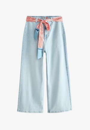 Hellblaue, weit geschnittene, verkürzte Jeans mit vorderen Taschen und einem gebundenen rot-blau gemusterten Stoffgürtel in der Taille.