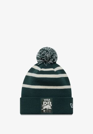 Ciemnozielona czapka z białymi paskami, z wyraźnym splotem i pomponem na górze. Posiada naszywkę z logo na mankiecie z danymi o marce i sponsorze.