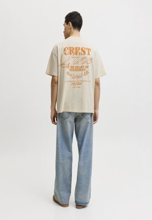 Jack & Jones, JORMAINE BACK TEE CREW NECK - Nyomott mintás póló - antique white