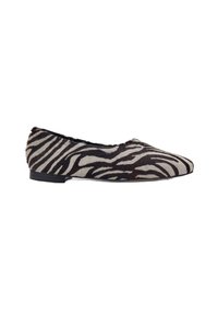 Platte schoen met zwart-wit zebra printpatroon en spitse neus, lage hak, zijaanzicht op een witte achtergrond.