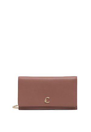 Bolso de mano de piel marrón con correa de cadena dorada y emblema con una letra dorada, sobre un fondo blanco.
