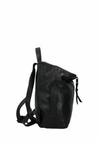 Zaino in pelle nera con una texture morbida, forma morbida, spallacci regolabili, chiusura con zip e design minimalista.