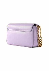 Borsa a tracolla lilla in pelle con catena dorata, forma rettangolare, texture liscia e chiusura a ribalta con dettagli di cucitura sottili.