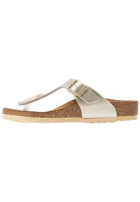Tongsandal i metalliskt silver med en bred rem och spänne. Korkfotbädd med texturerad yta. Gummisulor för bra grepp.