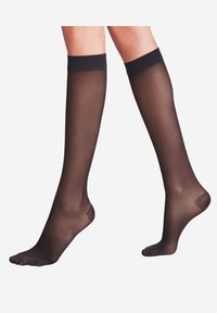 Sorte, gennemsigtige knæstrømper med en glat tekstur, der har et solidt sort bånd øverst og en åben tå-design.