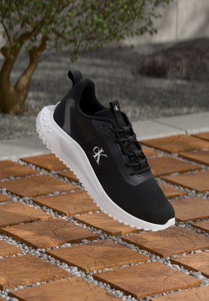 Calvin Klein Jeans RUNNER - Sneakers - black/bright white