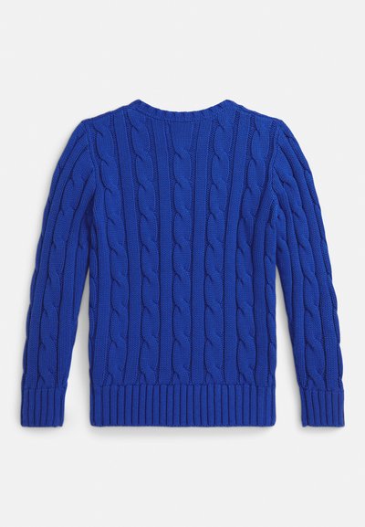 Blå kabelstrikket genser med rund hals, lange ermer og ribbestrikket nederkant, som viser frem tydelige teksturmønstre på baksiden.