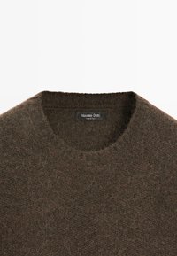 Maglione di lana marrone fuzzy con scollo rotondo e etichetta nera "Massimo Dutti Made in Italy" all'interno del colletto.