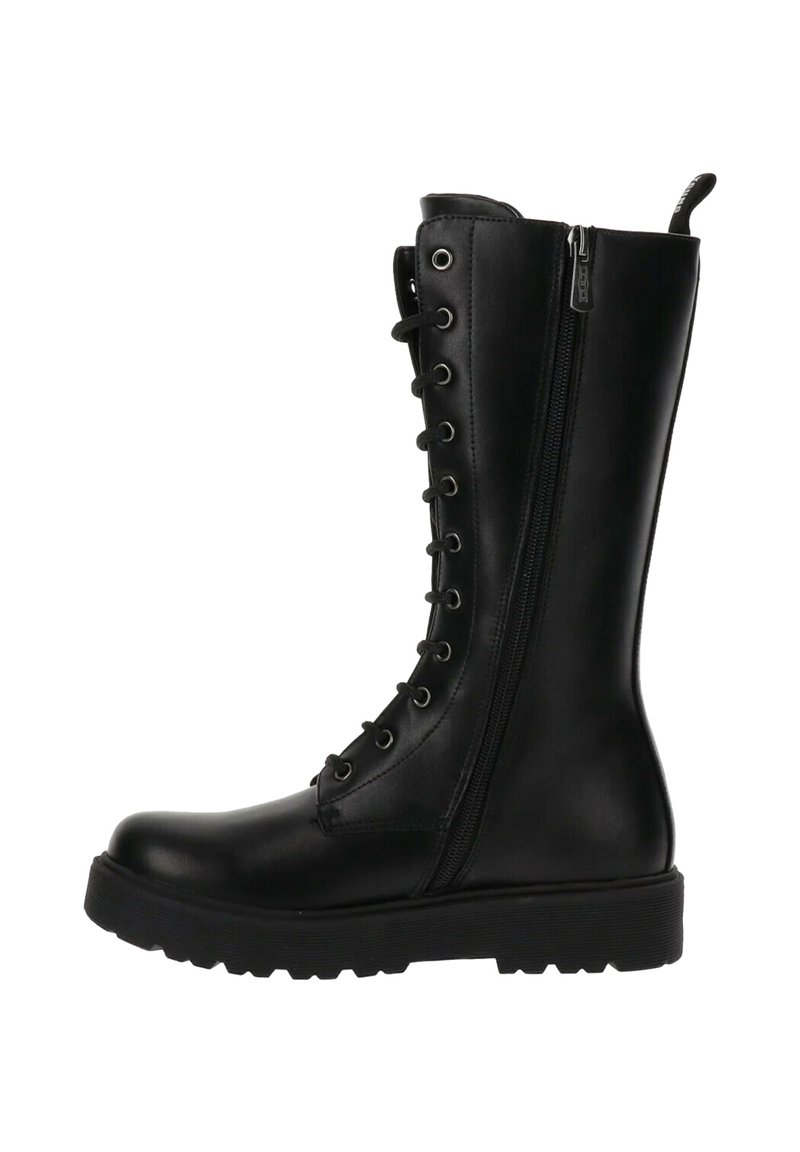 Stivale alla caviglia in pelle nera con lacci davanti e zip laterale, caratterizzato da una suola spessa e punta arrotondata. Texture liscia con occhielli metallici.