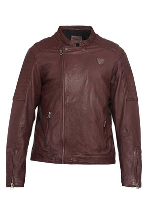 Chaqueta de cuero burdeos con cierre frontal, acentos acolchados en los hombros, cremalleras laterales y un pequeño emblema en el pecho. Acabado texturizado.