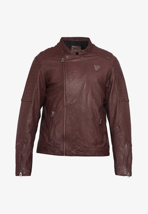 Giacca di pelle borgogna con zip frontale, dettagli trapuntati sulle spalle, cerniere laterali e un piccolo emblema sul petto. Finitura texture.