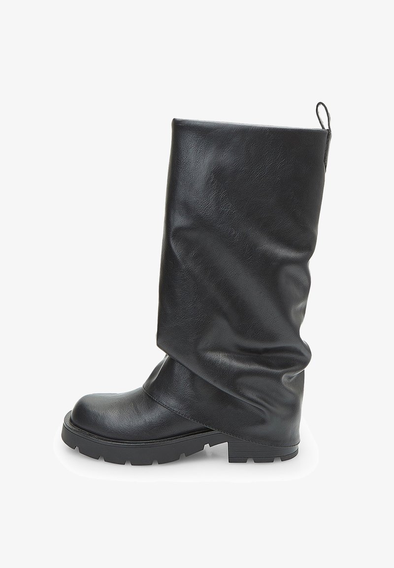 Stivale in pelle nero a metà polpaccio con punta arrotondata, suola bassa e corposa, e linguetta sul retro, presentato di profilo su sfondo bianco.