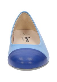 Helleblaue Lederflats mit einer dunklerblauen, abgerundeten Zehenkappe und beiger Innenauskleidung, von vorne betrachtet.