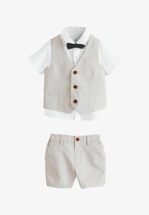 Balti trumpomis rankovėmis marškiniai su juodu peteliška, smėlio spalvos užsegama liemenė ir derančios smėlio spalvos šortai mažyliui.