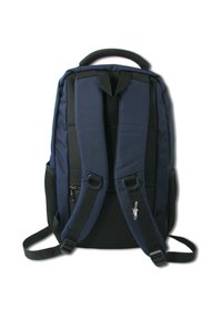 Sac à dos bleu marine avec des bretelles rembourrées, des accents en maille et une poignée supérieure. Comprend des poches latérales et un petit porte-clés décoratif.